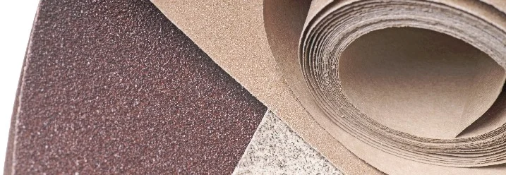 Drei verschiedene Schleifpapiere